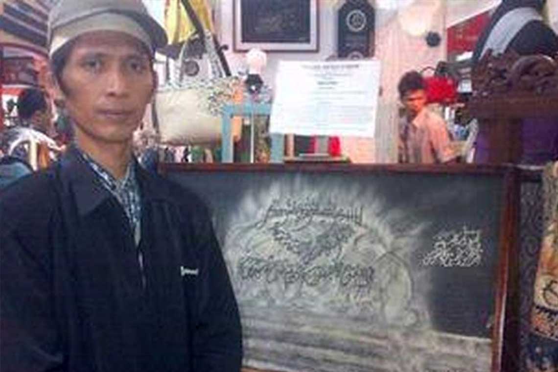 Faizan sukses menekuni usaha kaligrafi pasir